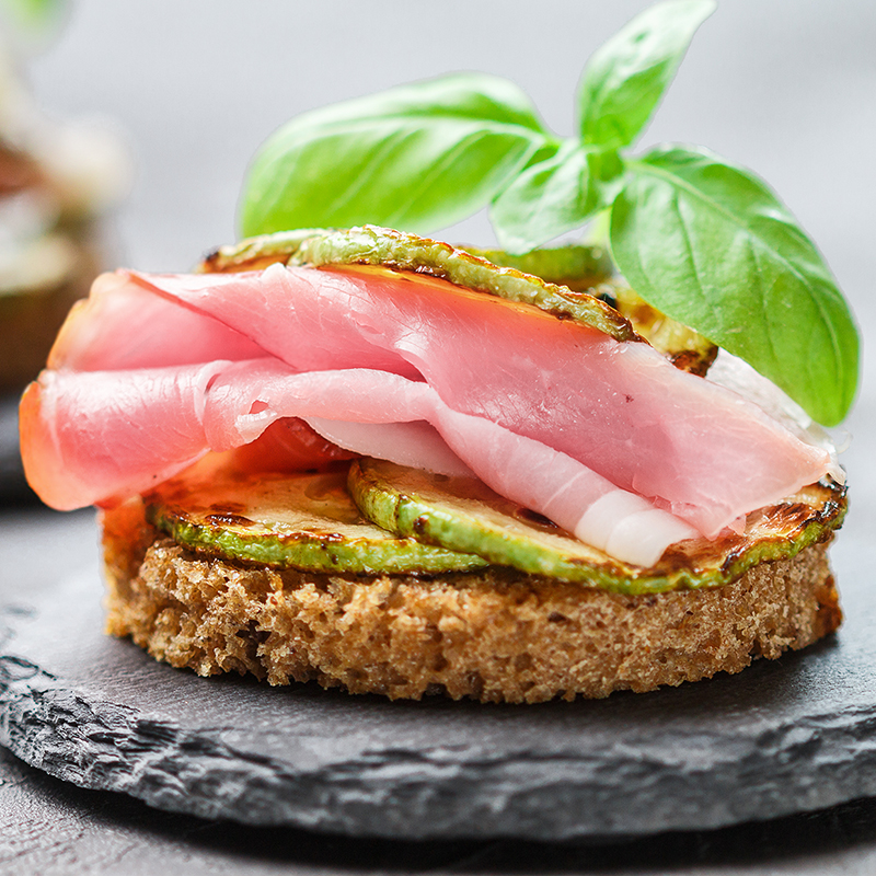 Tartellette di zucchine con prosciutto cotto