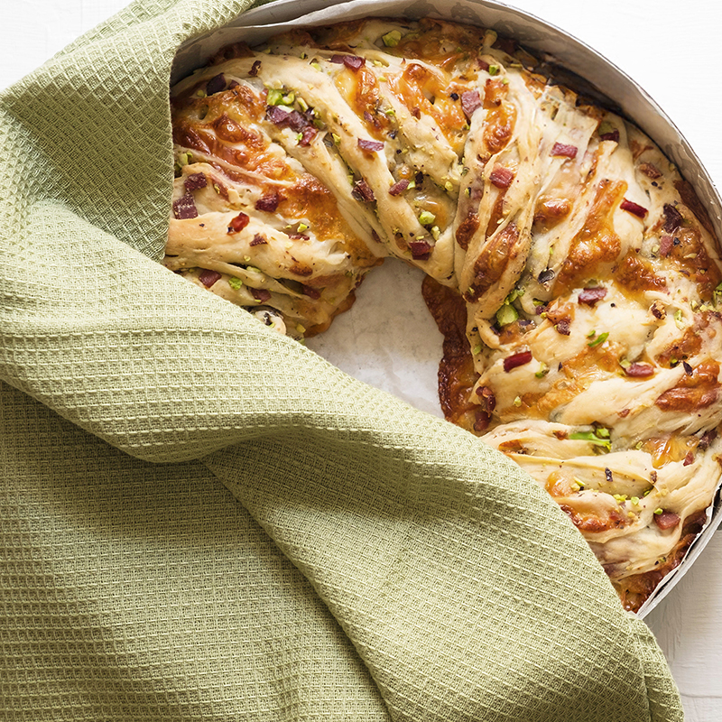 Ciambellone salato con prosciutto cotto e mozzarella