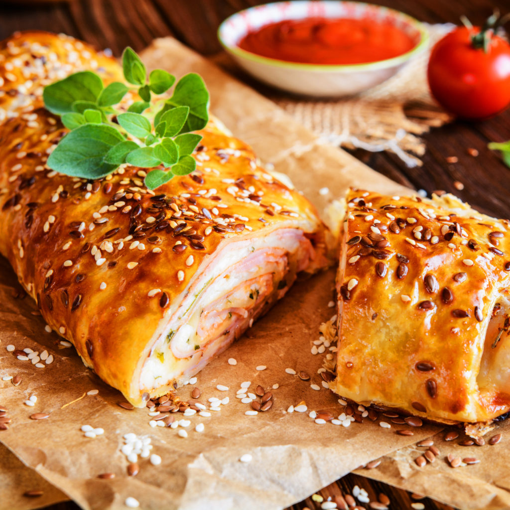 Rotolo di Pasta Sfoglia con Ricotta e Prosciutto Cotto